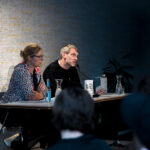 Judith Goetz und Thorsten Mense im Scheinwerferlicht auf dem Podium im Literarischen Zentrum in Göttingen