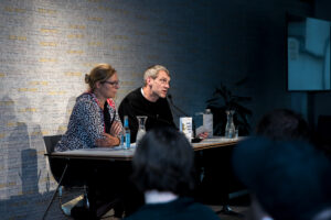  Judith Goetz und Thorsten Mense im Scheinwerferlicht auf dem Podium im Literarischen Zentrum in Göttingen