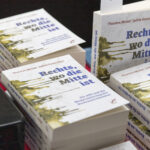 Bücherstapel vom Buch 'Rechts, wo die Mitte ist'