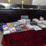 Büchertisch vom Buchladen "Rote Straße" im Vorraum des Literarischen Zentrum in Göttingen