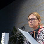 Judith Goetz im Profil auf dem Podium im Literarischen Zentrum in Göttingen